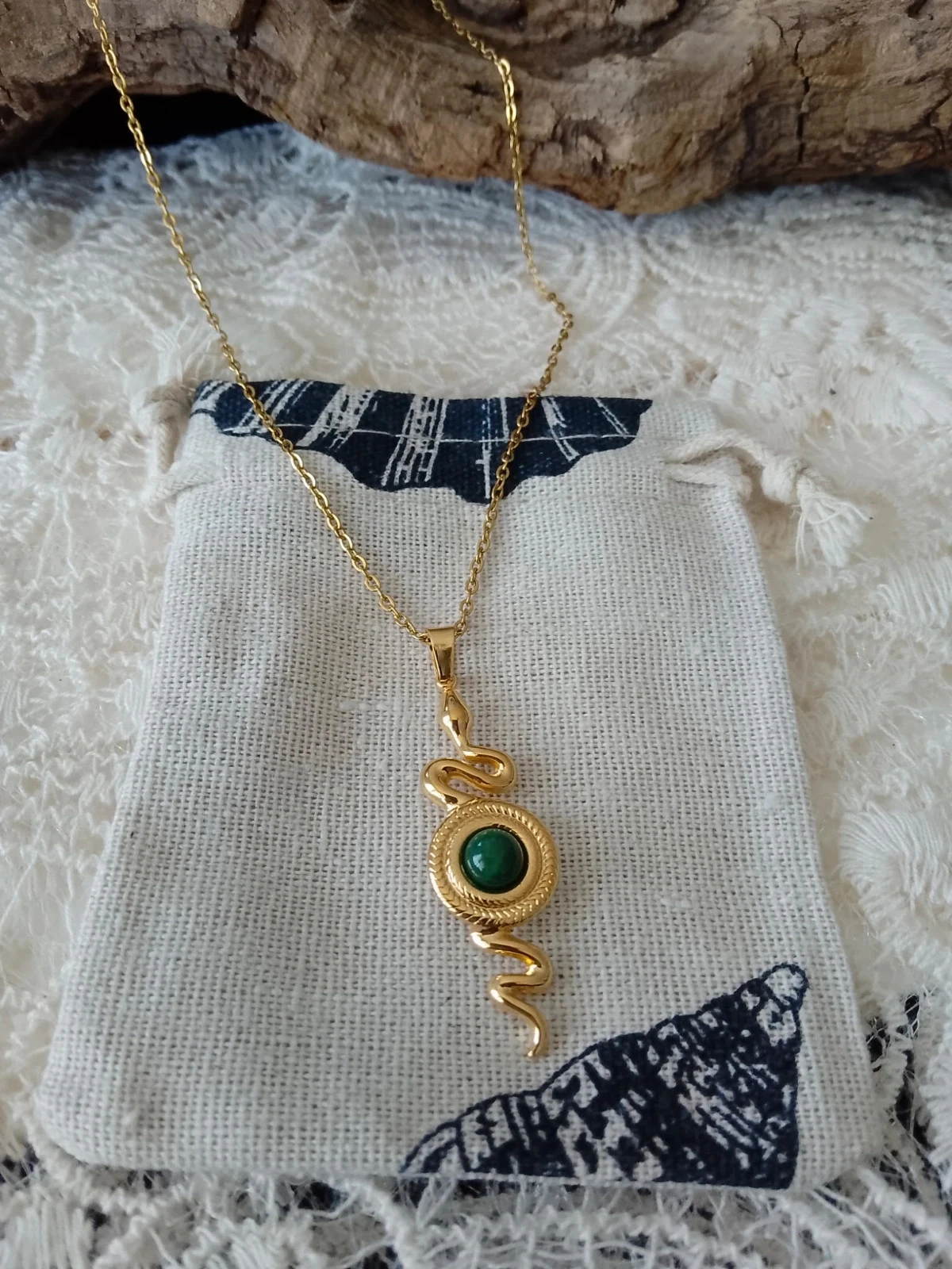 Collier pendentif serpent pierre verte en agate naturelle